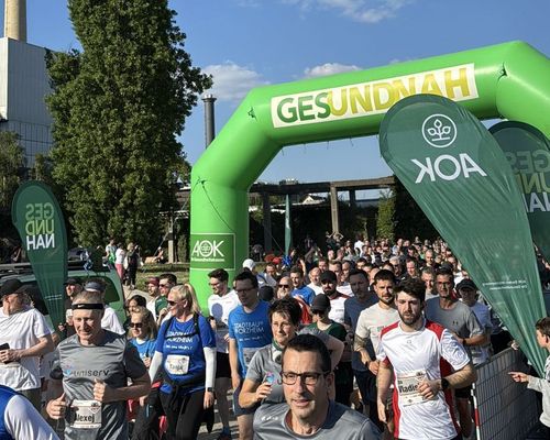 Erneuter Teilnehmerrekord bei strahlendem Sonnenschein. Der 10. AOK Firmenlauf Pforzheim feiert sein Jubiläum mit sagenhaften 1.032 Läuferinnen und Läufern aus 57 Firmen.