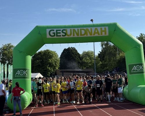Knapp 872 Läuferinnen und Läufer aus 63 Teams und Unternehmen waren bei sommerlichen Temperaturen beim 2. AOK Firmenlauf Bühl über zwei Dis-tanzen am Start